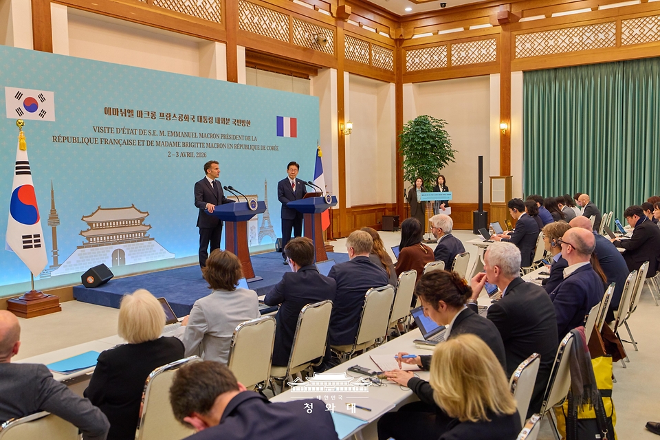 이재명 대통령이 4월 3일 청와대에서 에마뉘엘 마크롱 프랑스 대통령과 공동언론발표를 하고 있다.