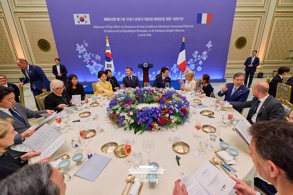 이재명 대통령이 4월 3일 국빈 방한한 에마뉘엘 마크롱 프랑스 대통령 부부와 오찬 행사에서 이야기를 나누고 있다.