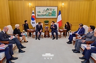 이재명 대통령과 에마뉘엘 마크롱 프랑스 대통령이 4월 3일 청와대에서 한-프랑스 소인수회담을 하고 있다.