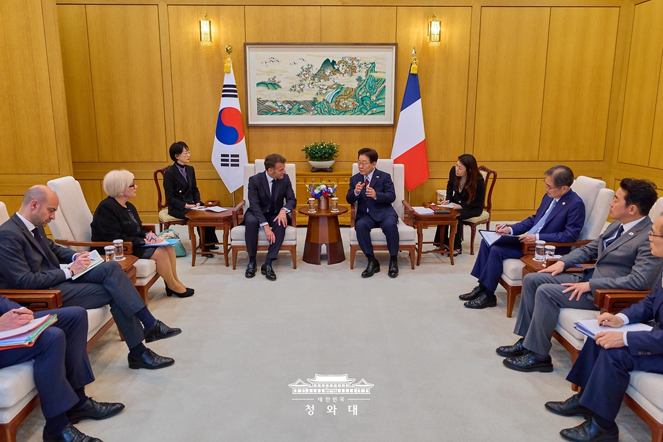 이재명 대통령과 에마뉘엘 마크롱 프랑스 대통령이 4월 3일 청와대에서 한-프랑스 소인수회담을 하고 있다.