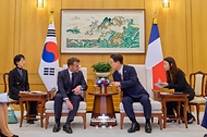 이재명 대통령과 에마뉘엘 마크롱 프랑스 대통령이 4월 3일 청와대에서 한-프랑스 소인수회담을 하고 있다.