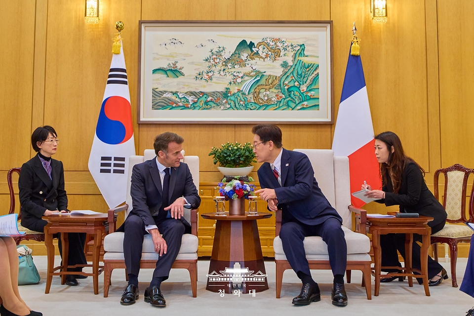 이재명 대통령과 에마뉘엘 마크롱 프랑스 대통령이 4월 3일 청와대에서 한-프랑스 소인수회담을 하고 있다.
