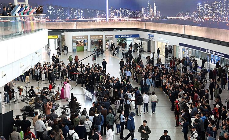 최휘영 문화체육관광부 장관이 4월 1일 '문화가 있는 날'을 4월 1일부터 매주 수요일로 확대, 시행을 기념해 서울역에서 '수요일은 문화요일, 문화로 놀자!'라는 표어 아래 공연을 개최하고 있다.