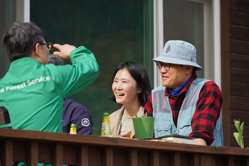 박은식 산림청장이 4월 3일 경북 예천군 용문면 조경수 재배임업인 현장을 찾아 면세유 공급 상황 등 임업인 경영실태를 점검하고 있다.