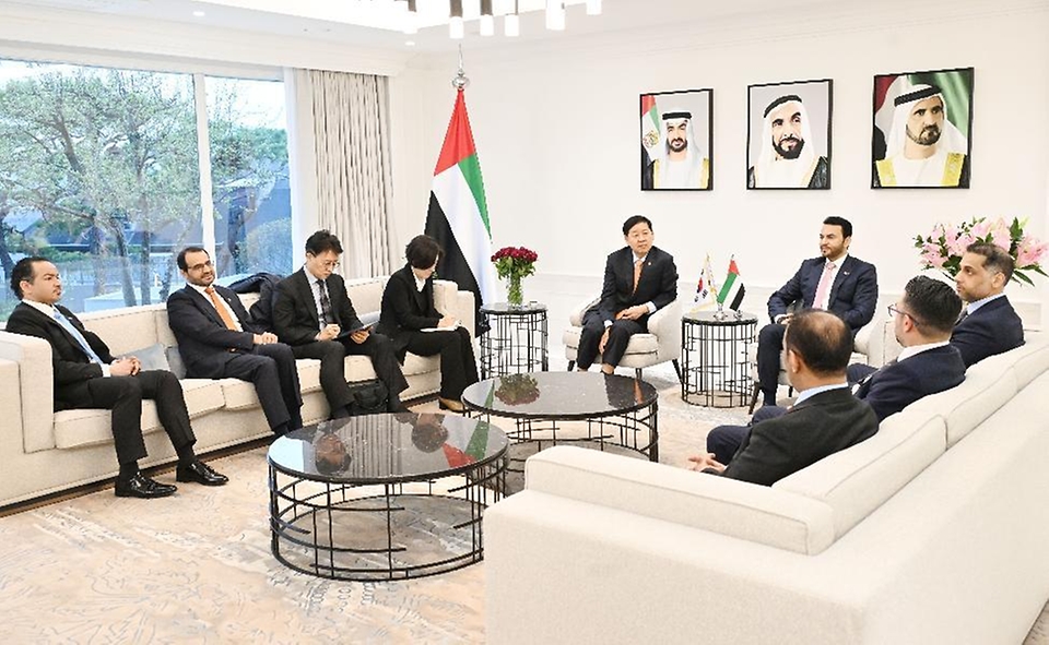 구윤철 부총리 겸 재정경제부 장관이 4월 3일 걸프 협력회의(GCC) 6개 회원국 주한대사들과 면담하기 위해 주한 UAE 대사관저를 방문, 중동 상황에 따른 경제적 영향과 현지 상황을 점검하고, 글로벌 경제안보와 수급위기를 극복하기 위한 공동 협력방안 및 향후 경제협력 방향을 논의하고 있다.