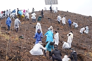 2026년 4월 4일 경북 안동시 풍천면에서 열린 '산불피해 복원 평화의 숲 나무심기' 행사에서 참가자들이 나무를 심고 있다.