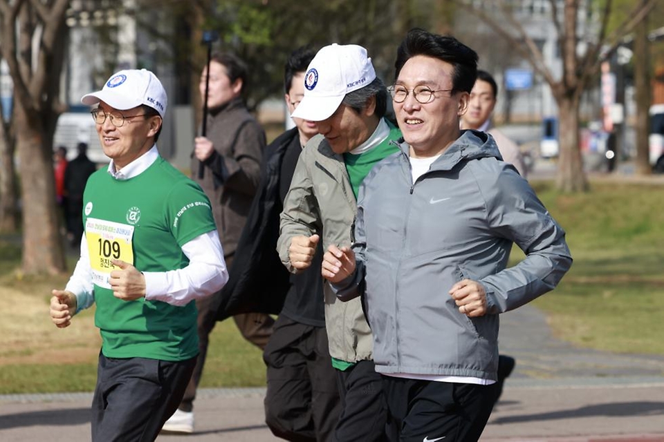 김민석 국무총리가 4월 5일 광주 전남대 종합운동장에서 열린 518캠퍼스 마라톤 대회에 참석, 축사 및 마라톤을 뛰고 있다.