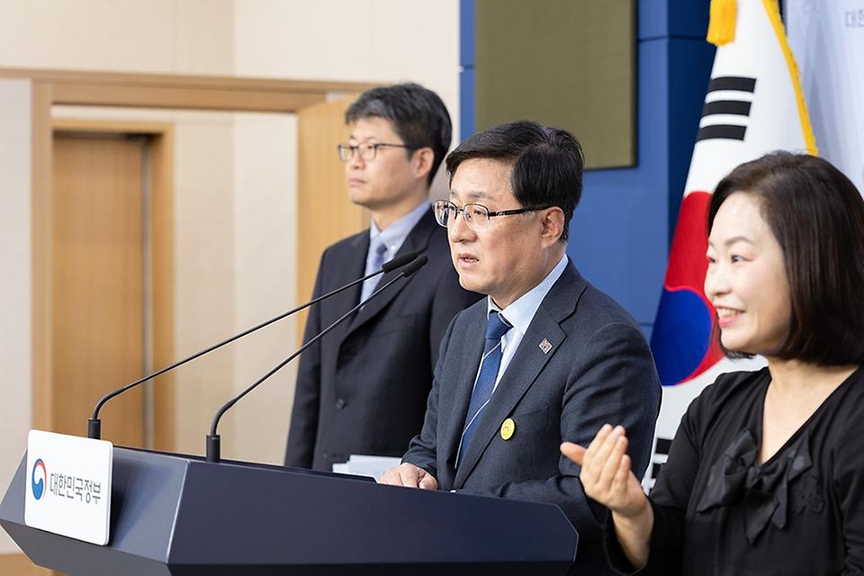 김성환 기후에너지환경부 장관이 4월 6일 서울 종로구 정부서울청사에서 재생에너지 중심의 에너지 대전환 추진계획에 대해 브리핑을 하고 있다.