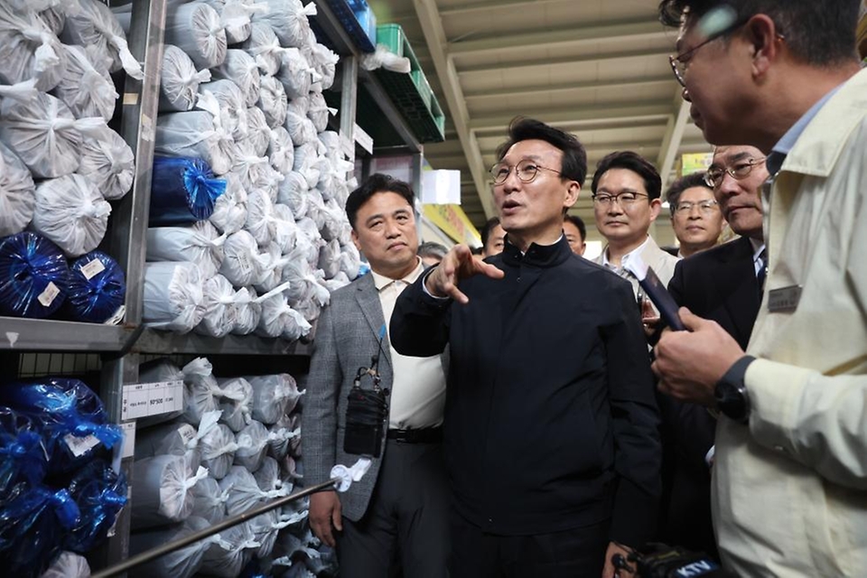 김민석 국무총리가 4월 4일 농번기를 맞아 전남 장성군 황룡농협 자재센터를 방문, 중동발 위기 장기화에 따른 농자재 수급 동향을 점검하고 있다.