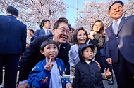 이재명 대통령과 김혜경 여사가 4월 5일 서울 여의도 윤중로에서 벚꽃을 배경으로 시민들과 기념촬영을 하고 있다.