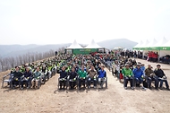 4월 3일 경북 안동시 풍천면에서 열린 '제81회 식목일 나무심기' 행사에서 참가자들이 나무를 심고 있다.