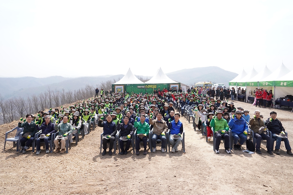 4월 3일 경북 안동시 풍천면에서 열린 '제81회 식목일 나무심기' 행사에서 참가자들이 나무를 심고 있다.