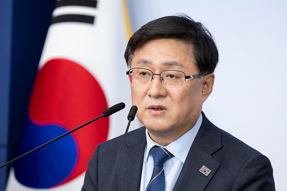 김성환 기후에너지환경부 장관이 4월 6일 서울 종로구 정부서울청사에서 재생에너지 중심의 에너지 대전환 추진계획에 대해 브리핑을 하고 있다.