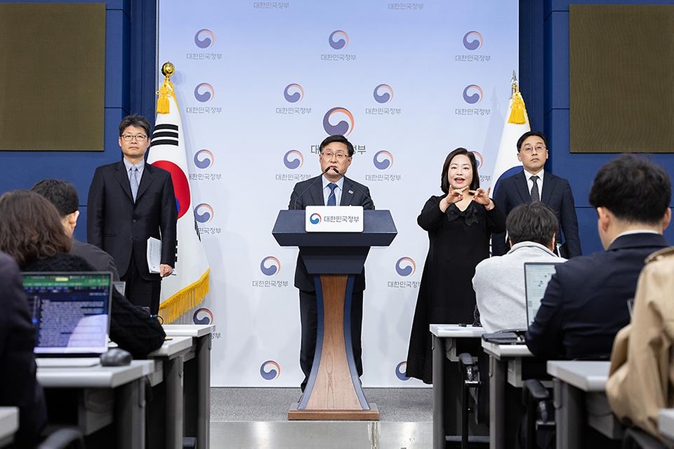 김성환 기후에너지환경부 장관이 4월 6일 서울 종로구 정부서울청사에서 재생에너지 중심의 에너지 대전환 추진계획에 대해 브리핑을 하고 있다.