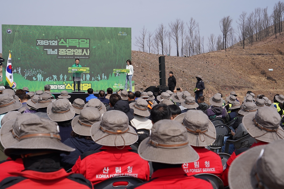 4월 3일 경북 안동시 풍천면에서 열린 '제81회 식목일 나무심기' 행사에서 참가자들이 나무를 심고 있다.