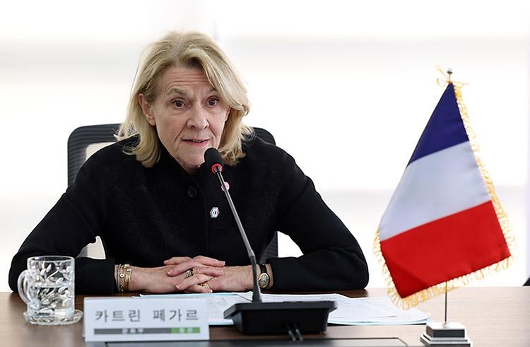 최휘영 문화체육관광부 장관이 4월 3일 서울 종로구 대중문화교류위원회 대회의실에서 프랑스 문화부 카트린 페가르(Catherine Pégard) 장관을 만나 올해 한불 수교 140주년 기념행사를 중심으로 문화예술과 문화산업 분야에서의 협력 방안을 논의하고 있다.