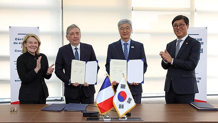 최휘영 문화체육관광부 장관이 4월 3일 서울 종로구 대중문화교류위원회 대회의실에서 프랑스 문화부 카트린 페가르(Catherine Pégard) 장관을 만나 올해 한불 수교 140주년 기념행사를 중심으로 문화예술과 문화산업 분야에서의 협력 방안을 논의하고 있다.