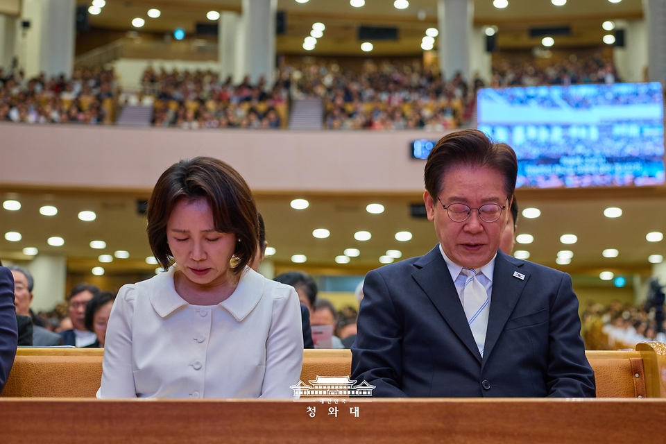 이재명 대통령과 김혜경 여사가 4월 5일 서울 여의도순복음교회에서 열린 부활절 연합예배에서 기도하고 있다.