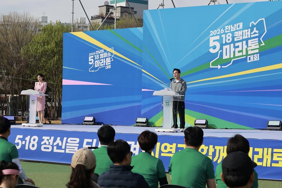 김민석 국무총리가 4월 5일 광주 전남대 종합운동장에서 열린 518캠퍼스 마라톤 대회에 참석, 축사 및 마라톤을 뛰고 있다.