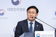 김성환 기후에너지환경부 장관이 4월 6일 서울 종로구 정부서울청사에서 재생에너지 중심의 에너지 대전환 추진계획에 대해 브리핑을 하고 있다.