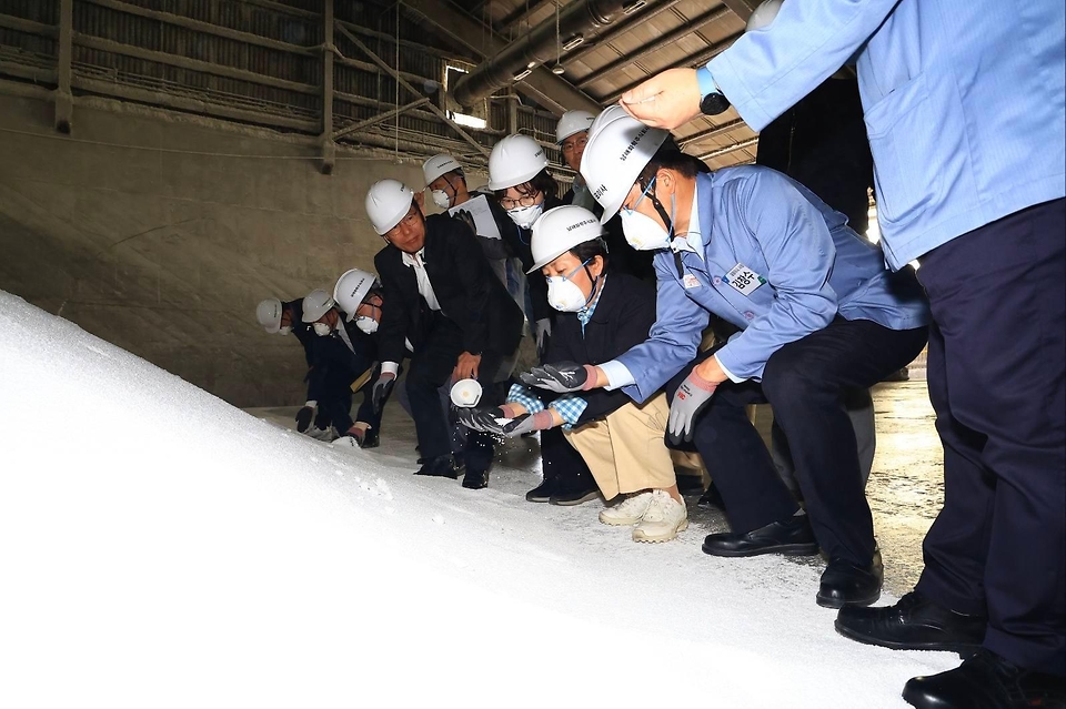 송미령 농림축산식품부 장관이 4월 5일 전남 여수 (주)남해화학을 찾아 본격적인 영농철을 앞두고 농업 생산에 차질이 없도록 비료 원료 수급 동향 및 생산 현황을 점검하고 있다.