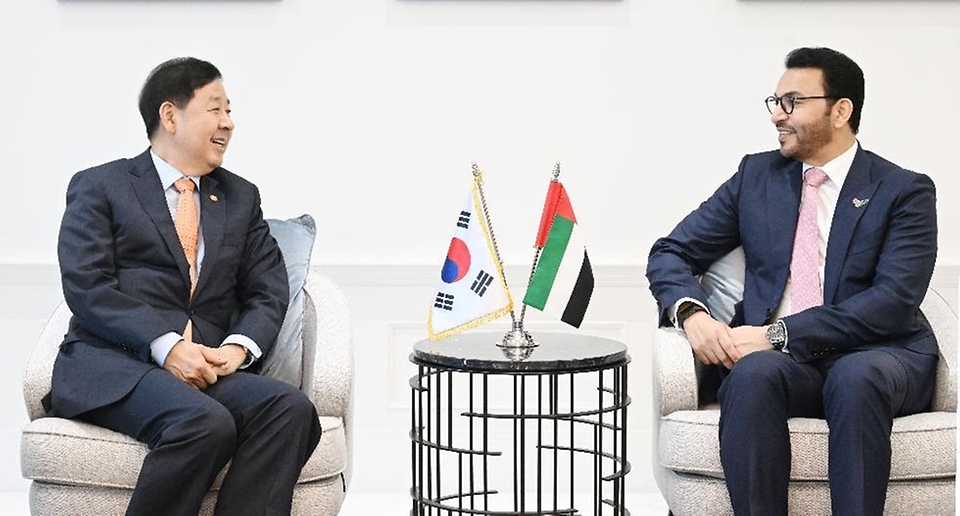 구윤철 부총리 겸 재정경제부 장관이 4월 3일 걸프 협력회의(GCC) 6개 회원국 주한대사들과 면담하기 위해 주한 UAE 대사관저를 방문, 중동 상황에 따른 경제적 영향과 현지 상황을 점검하고, 글로벌 경제안보와 수급위기를 극복하기 위한 공동 협력방안 및 향후 경제협력 방향을 논의하고 있다.