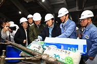 송미령 농림축산식품부 장관이 4월 5일 전남 여수 (주)남해화학을 찾아 본격적인 영농철을 앞두고 농업 생산에 차질이 없도록 비료 원료 수급 동향 및 생산 현황을 점검하고 있다.