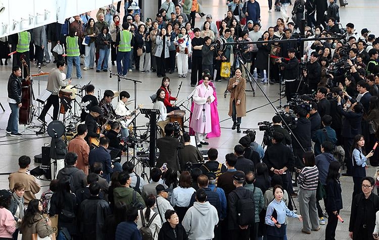 최휘영 문화체육관광부 장관이 4월 1일 '문화가 있는 날'을 4월 1일부터 매주 수요일로 확대, 시행을 기념해 서울역에서 '수요일은 문화요일, 문화로 놀자!'라는 표어 아래 공연을 개최하고 있다.