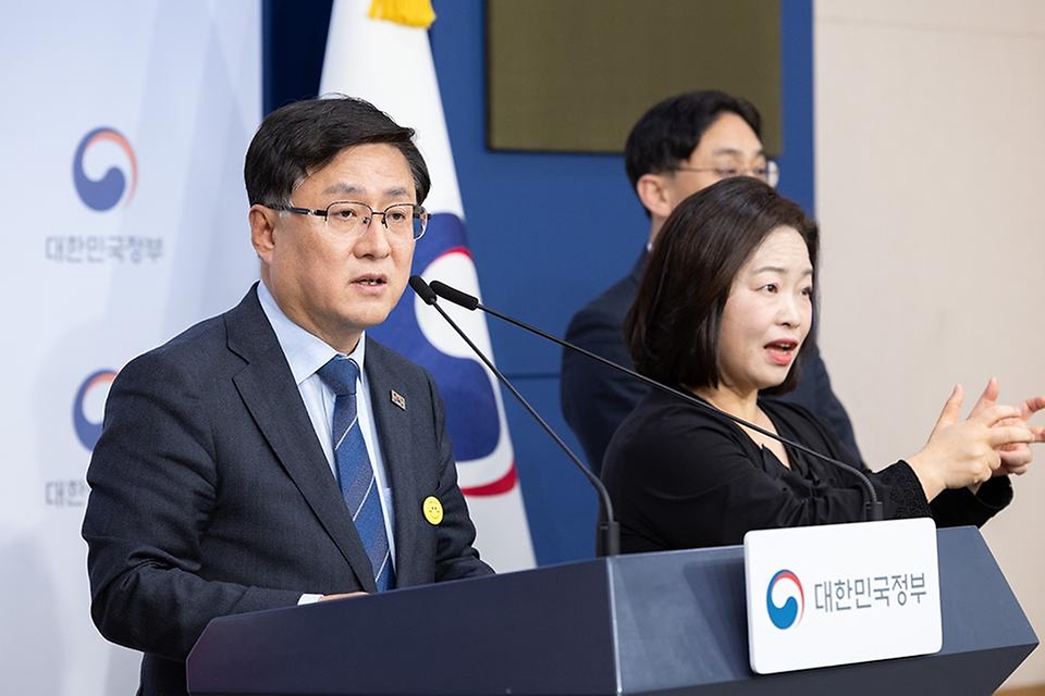 김성환 기후에너지환경부 장관이 4월 6일 서울 종로구 정부서울청사에서 재생에너지 중심의 에너지 대전환 추진계획에 대해 브리핑을 하고 있다.