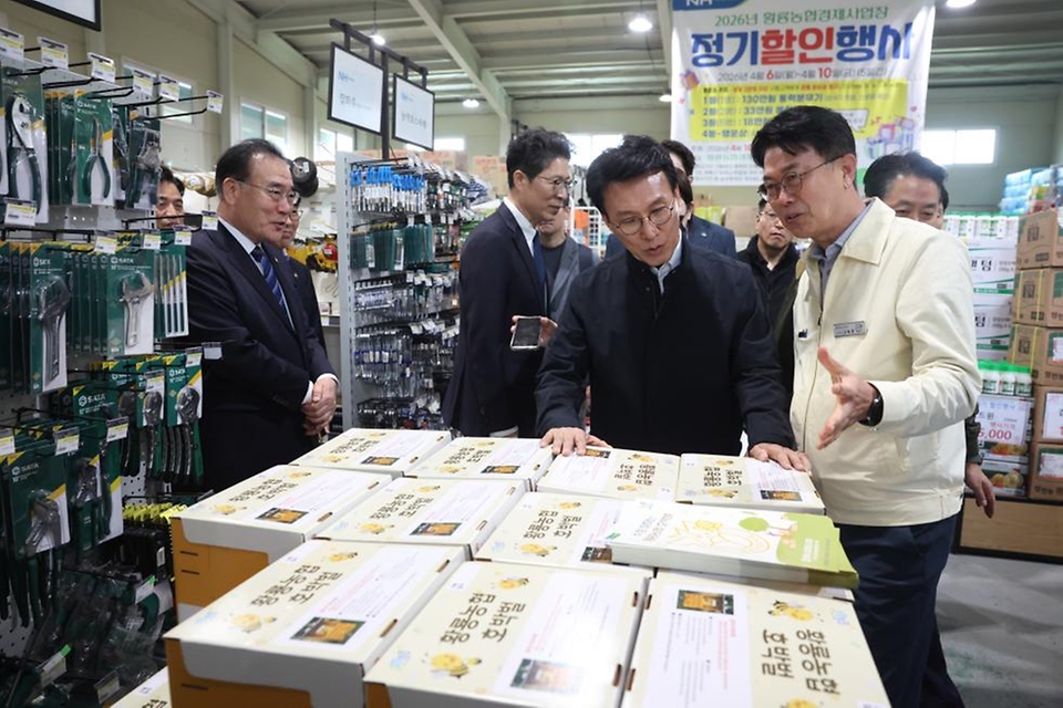 김민석 국무총리가 4월 4일 농번기를 맞아 전남 장성군 황룡농협 자재센터를 방문, 중동발 위기 장기화에 따른 농자재 수급 동향을 점검하고 있다.