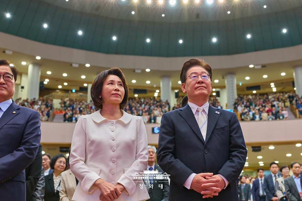 이재명 대통령과 김혜경 여사가 4월 5일 서울 여의도순복음교회에서 열린 부활절 연합예배에 참석하고 있다.