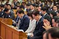 이재명 대통령과 김혜경 여사가 4월 5일 서울 여의도순복음교회에서 열린 부활절 연합예배에서 기도하고 있다.