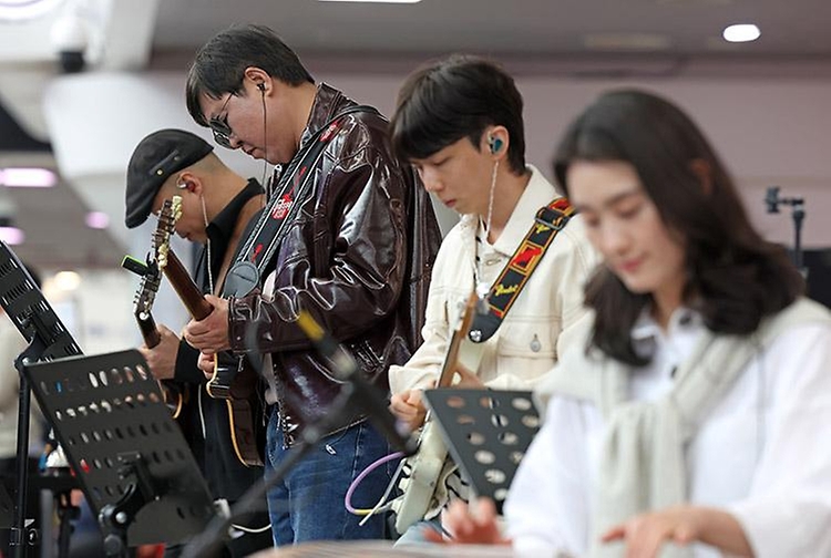 최휘영 문화체육관광부 장관이 4월 1일 '문화가 있는 날'을 4월 1일부터 매주 수요일로 확대, 시행을 기념해 서울역에서 '수요일은 문화요일, 문화로 놀자!'라는 표어 아래 공연을 개최하고 있다.