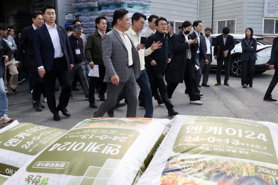 김민석 국무총리가 4월 4일 농번기를 맞아 전남 장성군 황룡농협 자재센터를 방문, 중동발 위기 장기화에 따른 농자재 수급 동향을 점검하고 있다.