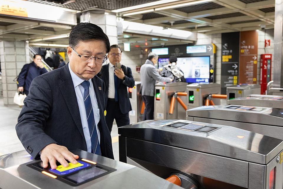 김성환 기후에너지환경부 장관이 4월 6일 서울 노원구 자택에서 정부서울청사까지 지하철을 이용한 출근으로 에너지절약 국민행동에 동참하고 있다.
