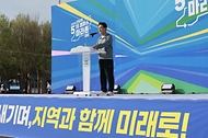 김민석 국무총리가 4월 5일 광주 전남대 종합운동장에서 열린 518캠퍼스 마라톤 대회에 참석, 축사 및 마라톤을 뛰고 있다.