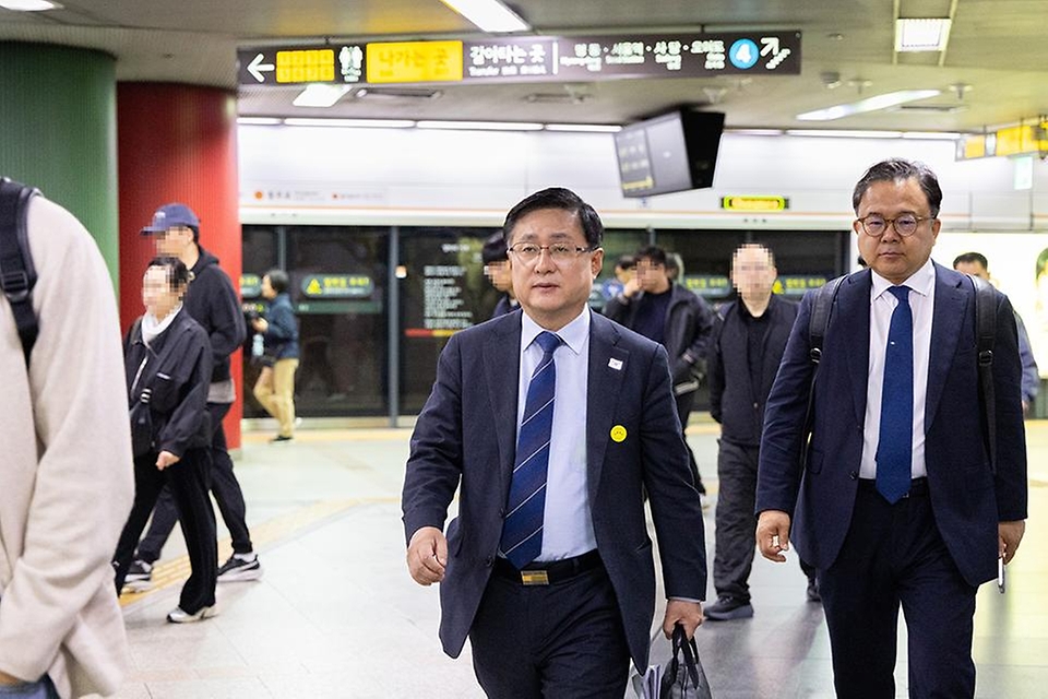 김성환 기후에너지환경부 장관이 4월 6일 서울 노원구 자택에서 정부서울청사까지 지하철을 이용한 출근으로 에너지절약 국민행동에 동참하고 있다.