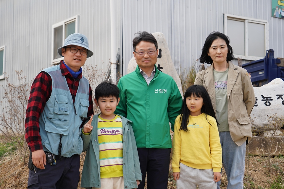 박은식 산림청장이 4월 3일 경북 예천군 용문면 조경수 재배임업인 현장을 찾아 면세유 공급 상황 등 임업인 경영실태를 점검하고 있다.