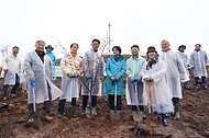 2026년 4월 4일 경북 안동시 풍천면에서 열린 '산불피해 복원 평화의 숲 나무심기' 행사에서 참가자들이 나무를 심고 있다.