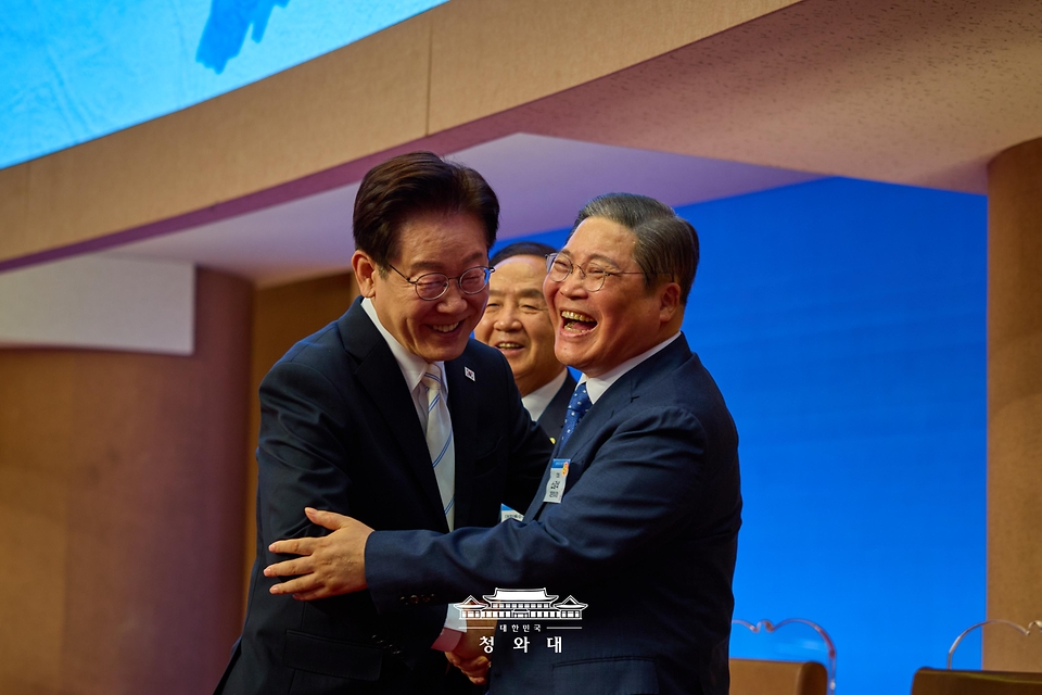 이재명 대통령이 4월 5일 서울 여의도순복음교회에서 열린 부활절 연합예배에서 축사에 앞서 소강석 목사와 인사하고 있다.