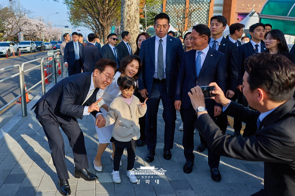 이재명 대통령과 김혜경 여사가 4월 5일 서울 여의도 윤중로에서 시민들과 기념촬영을 하고 있다.