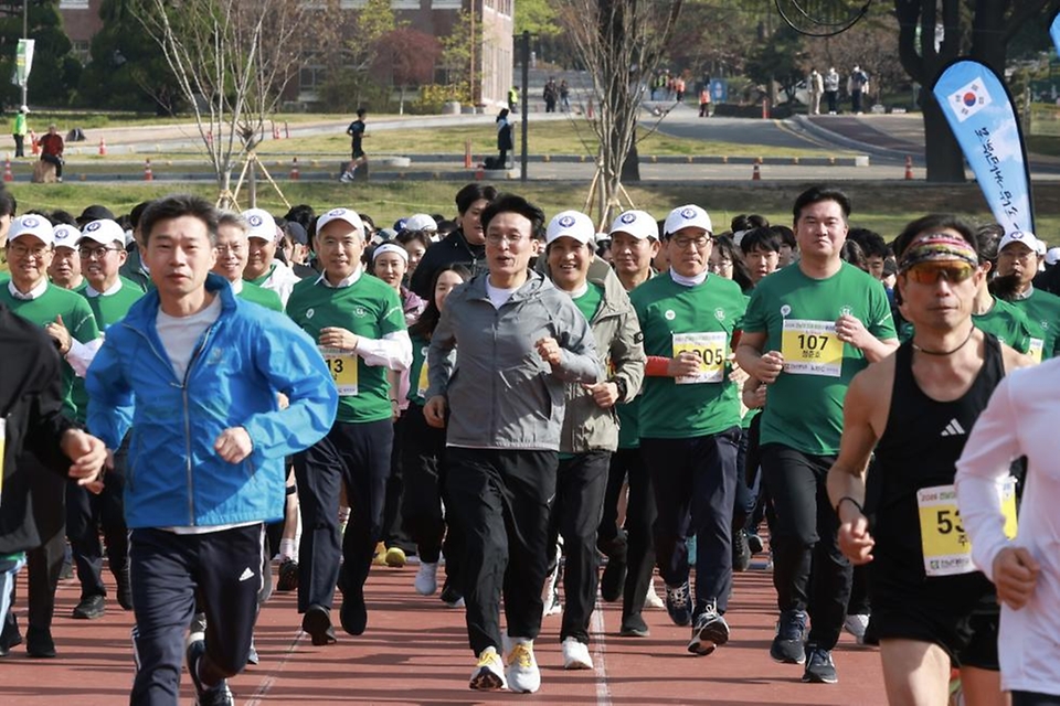김민석 국무총리가 4월 5일 광주 전남대 종합운동장에서 열린 518캠퍼스 마라톤 대회에 참석, 축사 및 마라톤을 뛰고 있다.