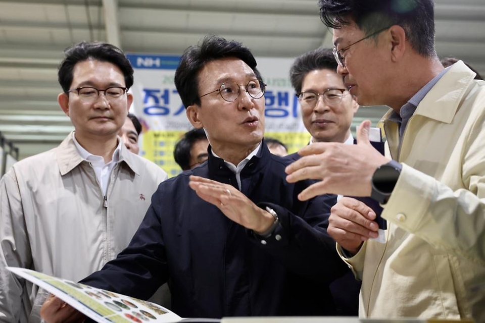 김민석 국무총리가 4월 4일 농번기를 맞아 전남 장성군 황룡농협 자재센터를 방문, 중동발 위기 장기화에 따른 농자재 수급 동향을 점검하고 있다.
