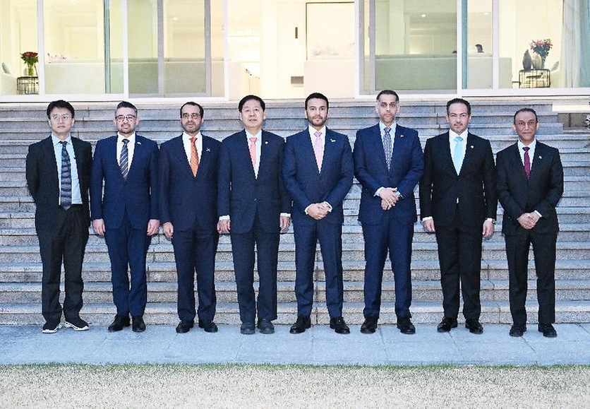 구윤철 부총리 겸 재정경제부 장관이 4월 3일 걸프 협력회의(GCC) 6개 회원국 주한대사들과 면담하기 위해 주한 UAE 대사관저를 방문 및 면담 후 대사들과 기념사진을 찍고 있다.