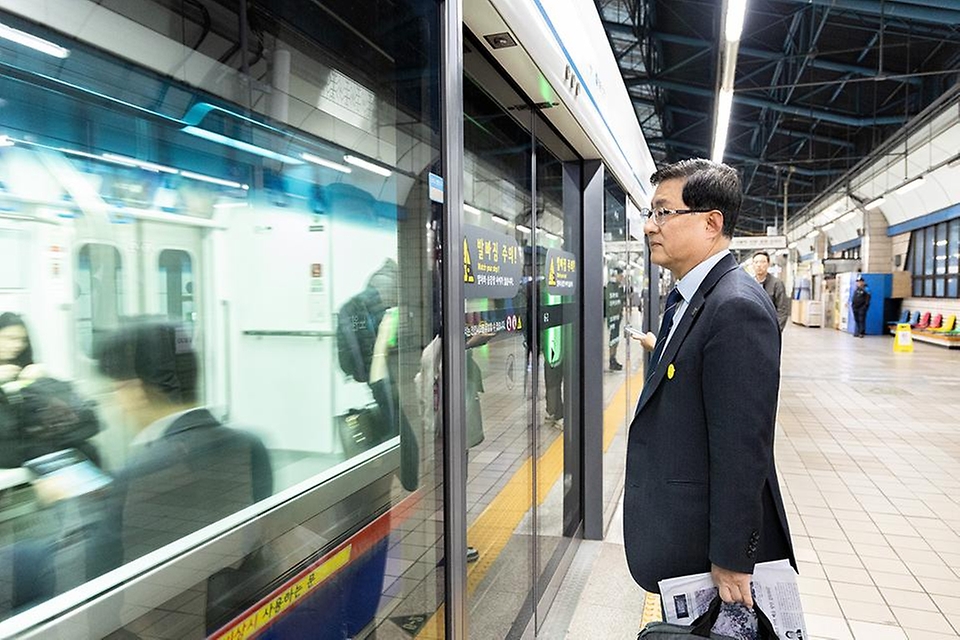 김성환 기후에너지환경부 장관이 4월 6일 서울 노원구 자택에서 정부서울청사까지 지하철을 이용한 출근으로 에너지절약 국민행동에 동참하고 있다.