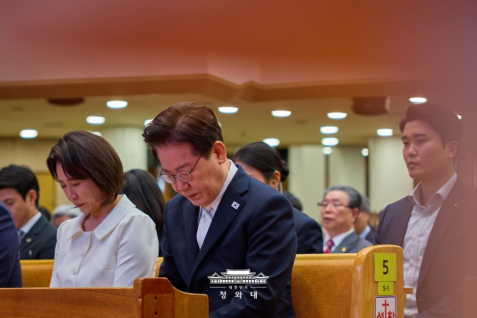 이재명 대통령과 김혜경 여사가 4월 5일 서울 여의도순복음교회에서 열린 부활절 연합예배에서 기도하고 있다.