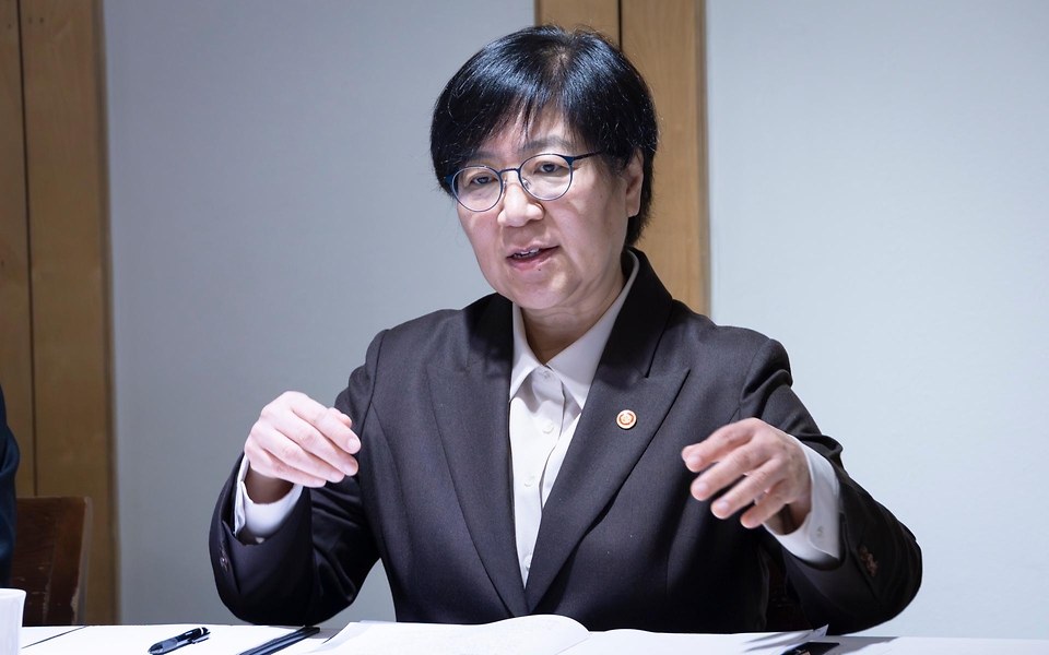 정은경 보건복지부 장관이 4월 6일 서울 중구 콘퍼런스 하우스 달개비에서 보건의약단체 및 유관부처와 함께 중동전쟁으로 인한 의약품, 의료기기 등 의료제품의 수급불안정을 해소하기 위한 중동전쟁 대응 보건의약단체 제2차 회의 및 의료제품 수급안정 협력 선언식을 개최하고 있다.