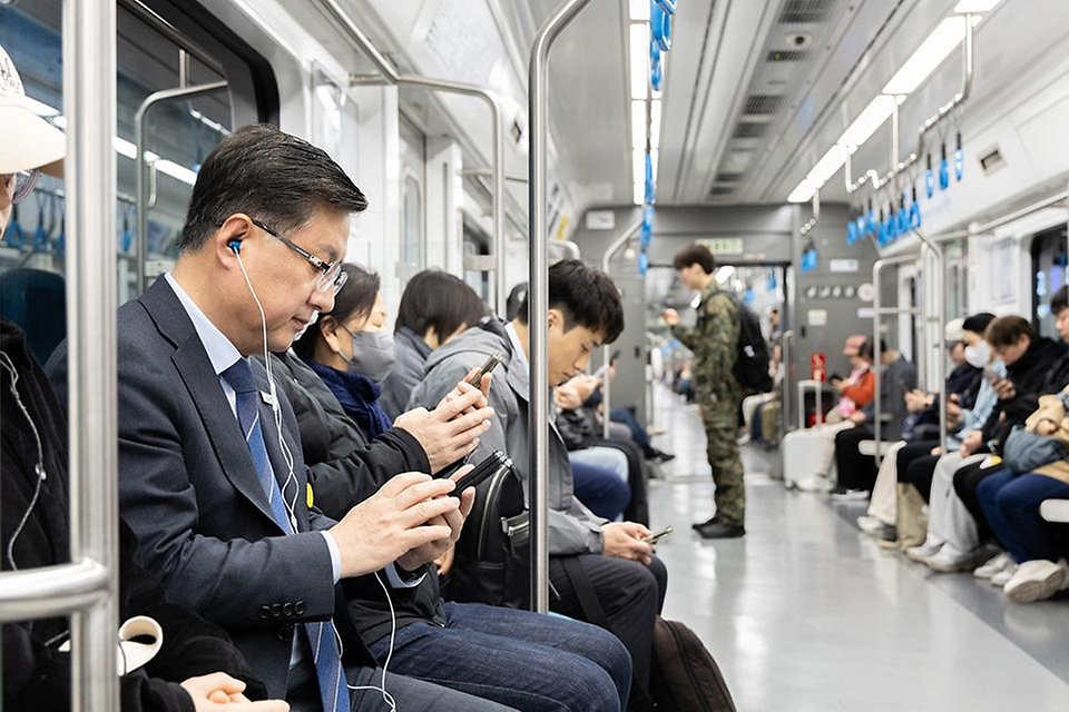 김성환 기후에너지환경부 장관이 4월 6일 서울 노원구 자택에서 정부서울청사까지 지하철을 이용한 출근으로 에너지절약 국민행동에 동참하고 있다.