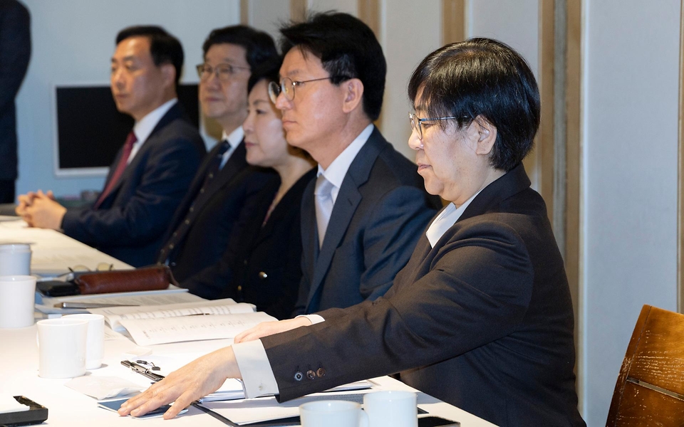 정은경 보건복지부 장관이 4월 6일 서울 중구 콘퍼런스 하우스 달개비에서 보건의약단체 및 유관부처와 함께 중동전쟁으로 인한 의약품, 의료기기 등 의료제품의 수급불안정을 해소하기 위한 중동전쟁 대응 보건의약단체 제2차 회의 및 의료제품 수급안정 협력 선언식을 개최하고 있다.