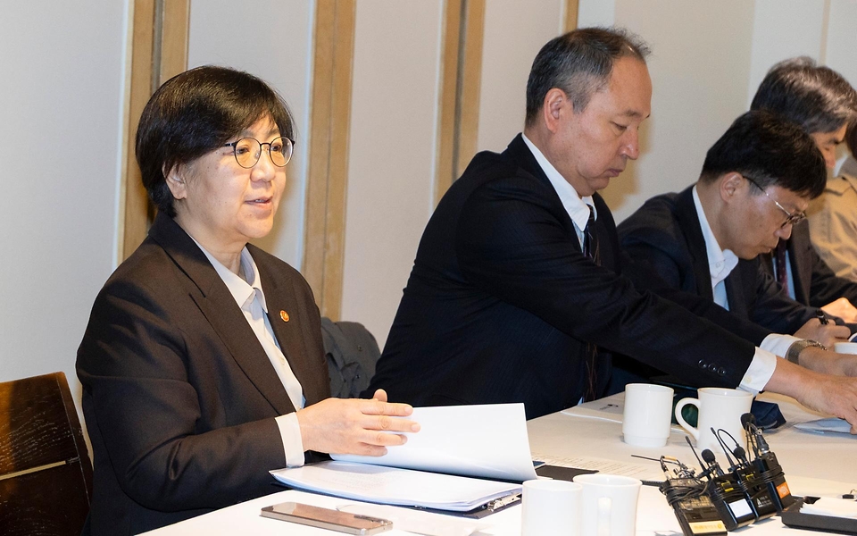 정은경 보건복지부 장관이 4월 6일 서울 중구 콘퍼런스 하우스 달개비에서 보건의약단체 및 유관부처와 함께 중동전쟁으로 인한 의약품, 의료기기 등 의료제품의 수급불안정을 해소하기 위한 중동전쟁 대응 보건의약단체 제2차 회의 및 의료제품 수급안정 협력 선언식을 개최하고 있다.